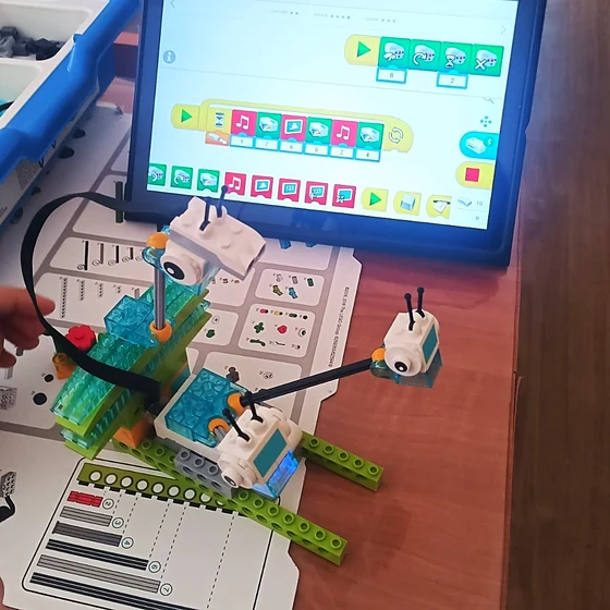 Таблет с програмата на LEGO Education SPIKE Essential до сглобения робот